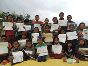 ネパール地震に被災した子供達に絵を描く画材を届ける