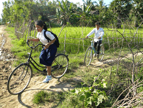 通学片道２時間のカンボジアの子供たちに自転車を