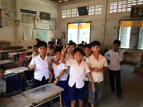 カンボジアの子供たちに絵本教材をプレゼントする