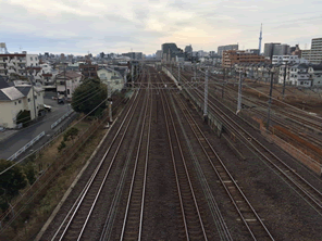 クリーンエネルギーで鉄道を運行する