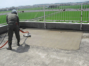 除染作業ができていない場所をゴシゴシ除染する