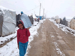 雪が降るイラクの難民キャンプにコートを配る