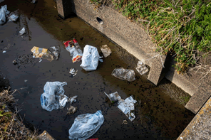 なぜプラスチックゴミは海に流出するのか