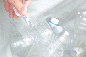 汚れたプラスチックごみをリサイクルする