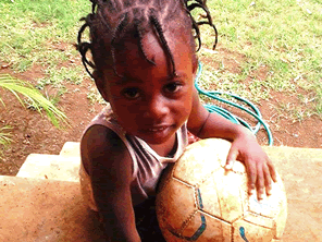 ジャマイカの子供たちにサッカーボールを届ける